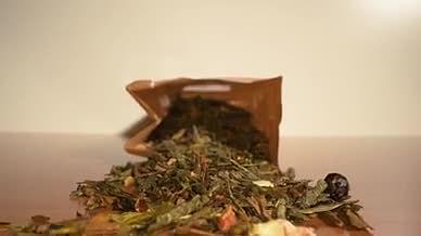 铺在桌面上的绿茶茶叶视频的预览图